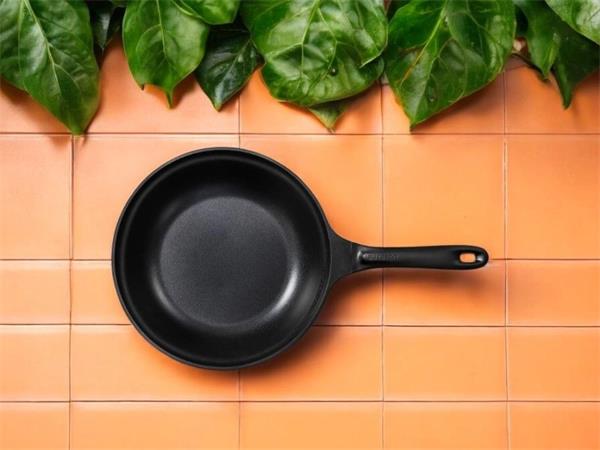BUYDEEM Hliníková nepriľnavá panvica 30 cm, model CP102, farba jemná žltá